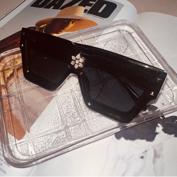 SUNGLASSES Black Flattop Centre Jewel Shades - Picture 2 of 3